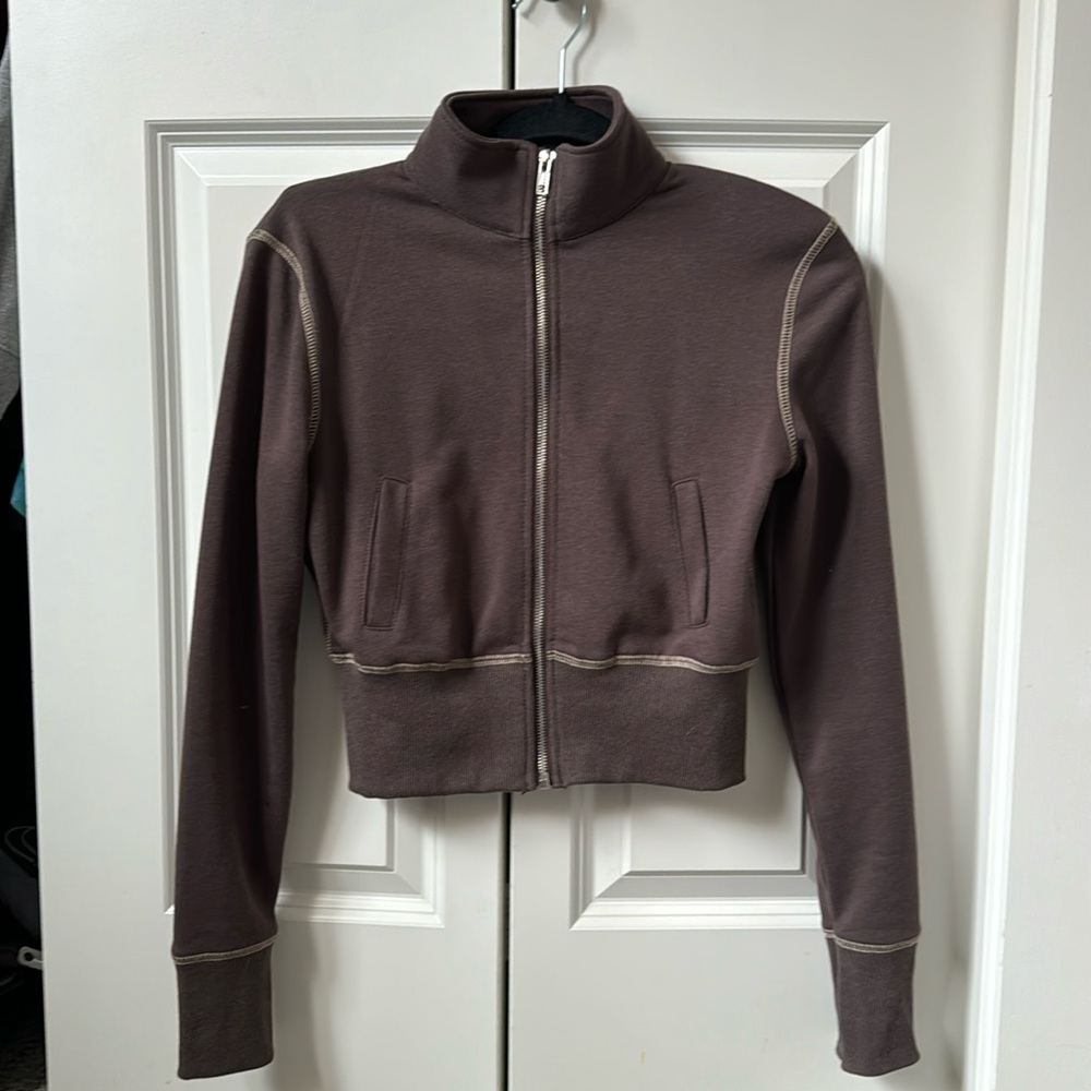 Cute cropped zip up from edikted
